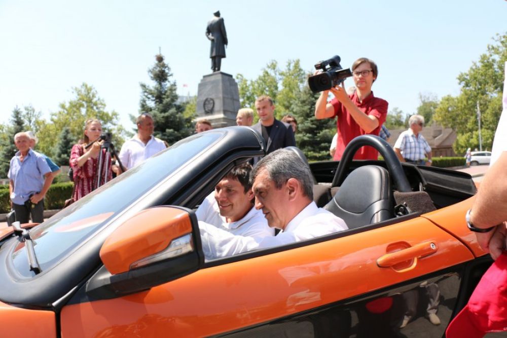 Глава губернатор Севастополя Сергей Меняйло оценил ходовые качества автомобиля. По его мнению, если проект заинтересует потенциальную аудиторию, то в Крыму могут организовать серийное производство спорткара.