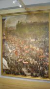 «Первомайская демонстрация на проспекте 23 октября» Исаака Бродского напоминает фотографию времени.