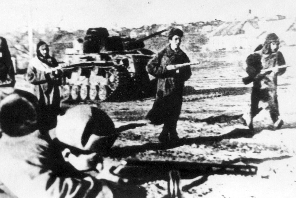 Советские воины освобождают населенный пункт. Февраль 1943 года.