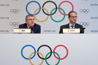 Президент Международного олимпийского комитета Томас Бах (слева) и директор по коммуникациям МОК Марк Адамс.