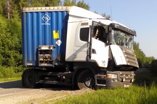В Нижегородской области грузовик врезался в автобус.