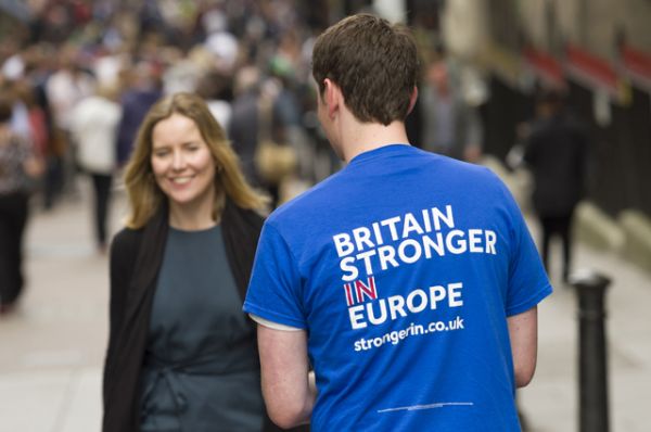 Волонтер на улице Лондона раздает прохожим листовки с агитацией за сохранение членства в Европейском Союзе.