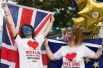Сторонницы членства Великобритании из Евросоюза у арены Уэмбли в Лондоне, перед началом телевизионных дебатов, посвященных референдуму.
