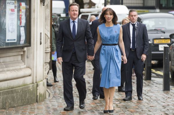 Премьер-министр Великобритании Дэвид Кэмерон и его супруга Саманта идут к Методистскому центральному залу Вестминстера чтобы проголосовать на референдуме по сохранению Великобританией членства в ЕС.