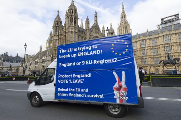 Грузовик у здания британского парламента в Лондоне с агитацией за выход Великобритании из Европейского Союза.