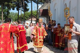 Епископ Питирим с прихожанами во время крестного хода и молебна у стен храма.