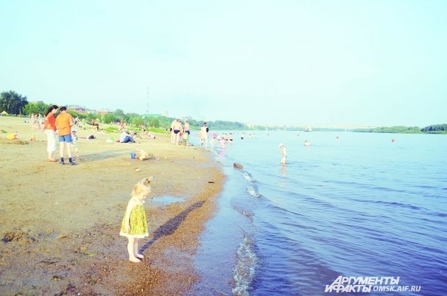 На пляже родителям расслабляться нельзя, за детьми нужен глаз да глаз.