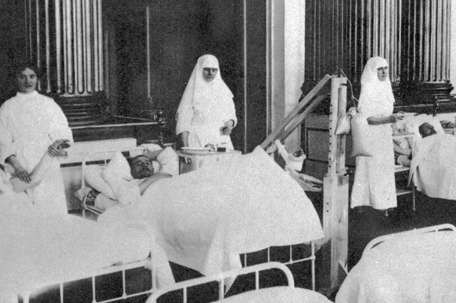 Многие богатые люди жертвовали деньги на госпитали для раненых. На фото: медицинские сестры у постелей больных в лазарете во время Первой мировой войны.
