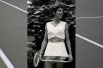 Теннисную моду в первые десятилетия после Второй мировой войны во многом диктовал бывший теннисист и теннисный судья, кутюрье Тед Тинлинг. Он проектировал костюмы для Марии Буэно
