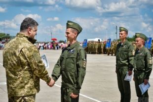 Президент вручает дипломы выпускникам