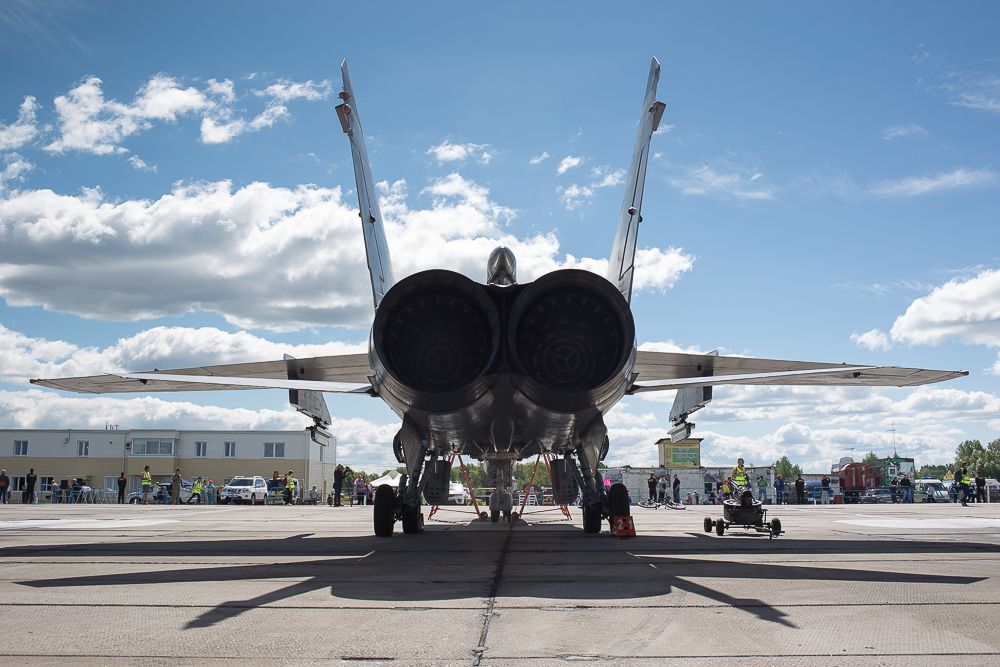 С утра на аэродроме было немного посетителей, но к полудню собралось довольно много желающих прикоснуться к миру авиации.