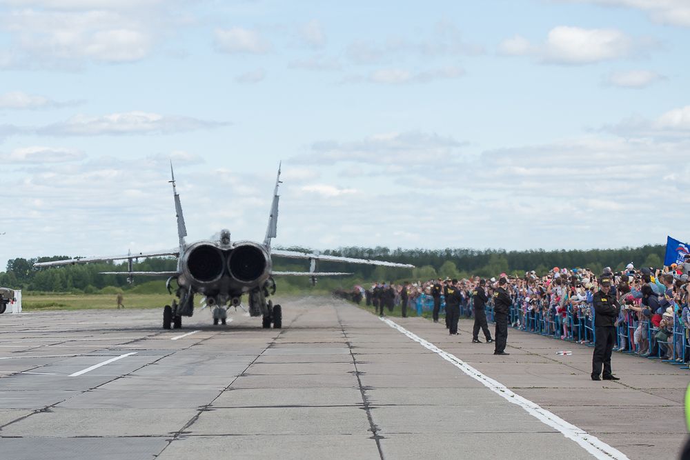 Зрители «Крыльев Пармы» смогли также увидеть, услышать и почувствовать, как МиГ-31 запускает двигатели и выходит на рулежную дорожку.