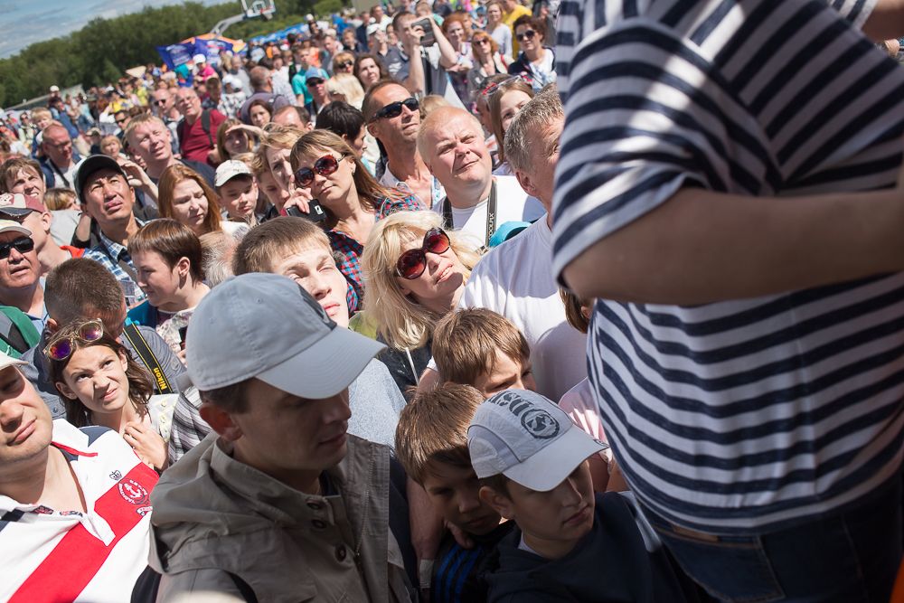 К слову, желающих это сделать выстроилась целая очередь.