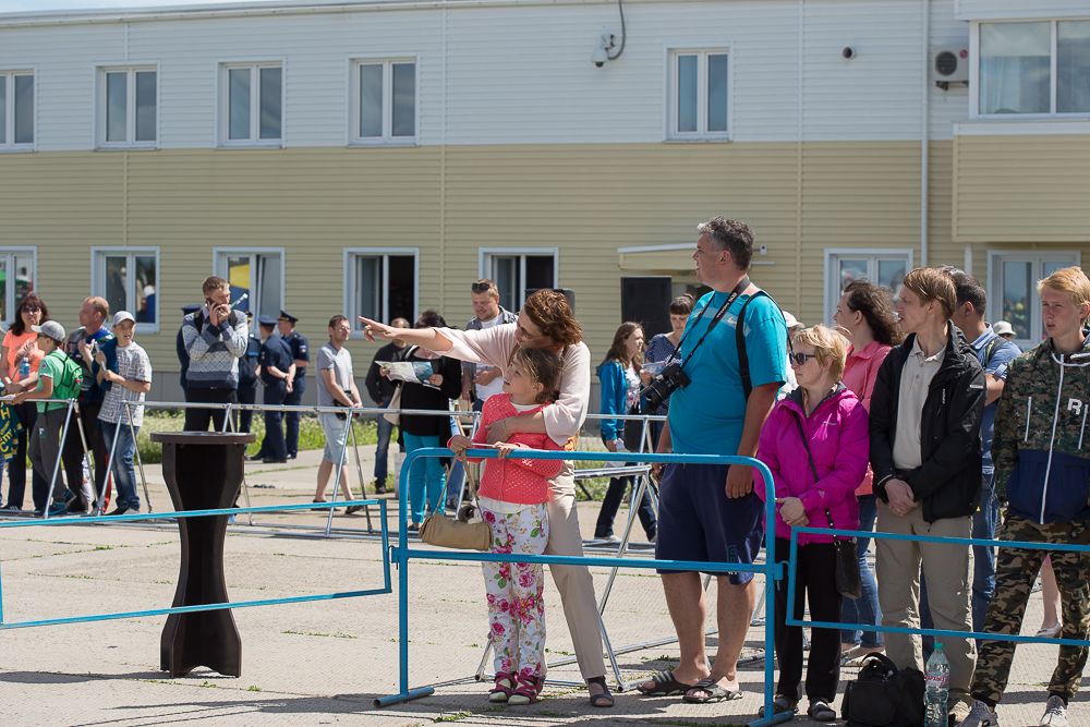 Зрители ждали, когда же можно будет подойти поближе к технике.