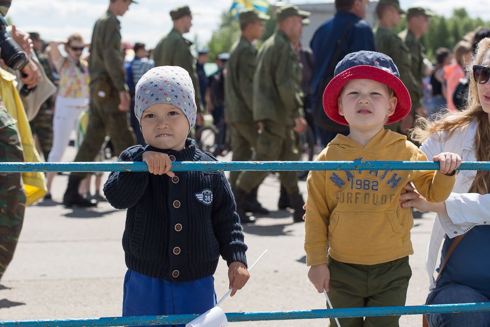 На аэродроме можно было встретить как взрослых, так и маленьких люителей авиации.