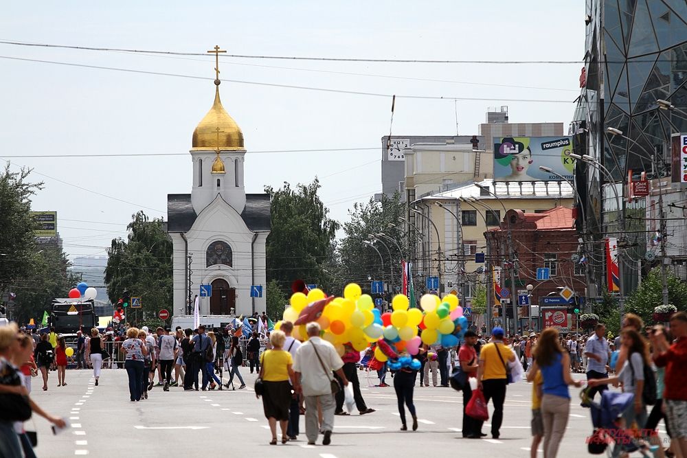 После открытия многие пошли гулять по городу. Площадок было множество. Каждый мог получить шарик, поучаствовать в конкурсах и просто послушать выступления коллективов.