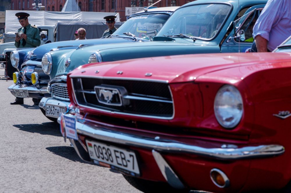 Автомобили Ford Mustang, «Москвич 403» и ГАЗ-21 «Волга».
