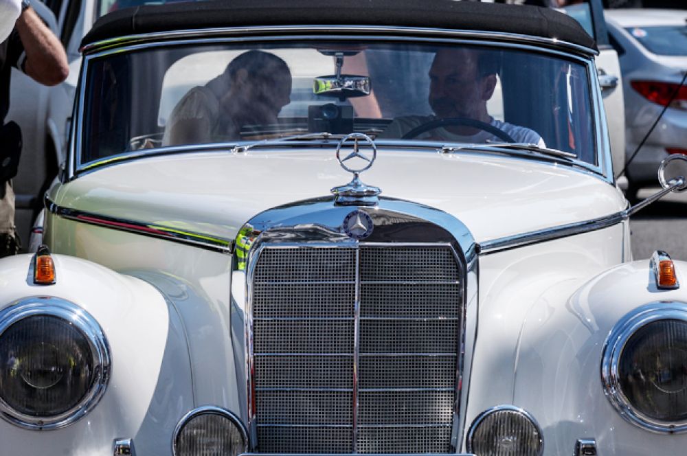 Автомобиль Mercedes Benz.