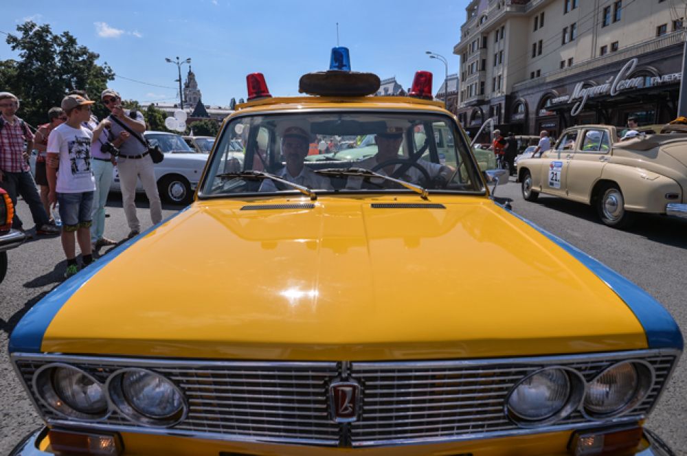 Автомобиль сопровождения «Жигули» ВАЗ 2103 ГАИ.