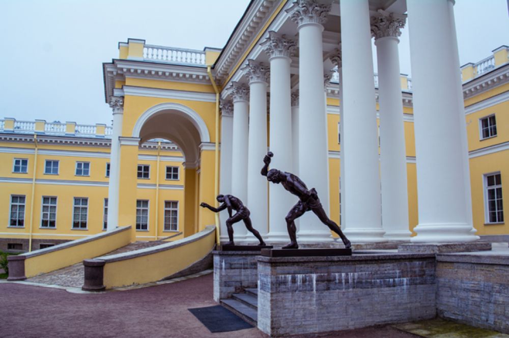 Александровский дворец — один из императорских дворцов Царского Села. Был построен в 1792 – 1796 годах по распоряжению императрицы Екатерины II в подарок к бракосочетанию её внука, великого князя Александра Павловича. Проект дворца составил Джакомо Кваренги. В начале XX века, при Николае II, Александровский дворец стал основной резиденцией императорской фамилии и средоточием придворной жизни: здесь принимались послы, праздновалось 300-летие дома Романовых и 200-летие Царского Села.