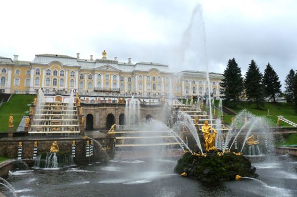 Петергоф — первоначально довольно скромный царский дворец, сооруженный в стиле «петровского барокко» в 1714—1725 годах, был перестроен Елизаветой по модели Версаля.