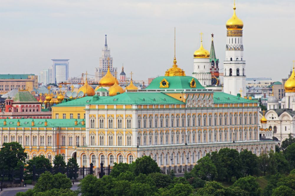 Большой Кремлёвский дворец — один из дворцов Московского Кремля. Построен в 1838—1849 годах по повелению императора Николая I.
