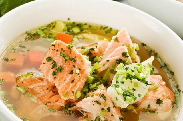 Рецепт вкусного супа с брокколи и соленым лососем