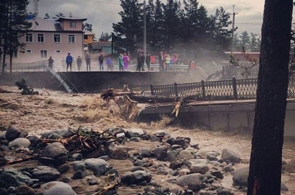 Ранним утром 28 июня аршанцы проснулись от криков. Потоки воды с гор сносили дома, постройки и автомобили.