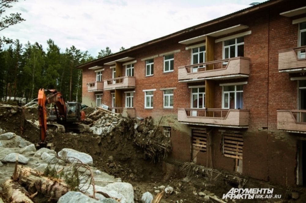 На этой фотографии видно, как откапывают пансионат «Эдельвейс». Слой камней и ила достигал высоты второго этажа.