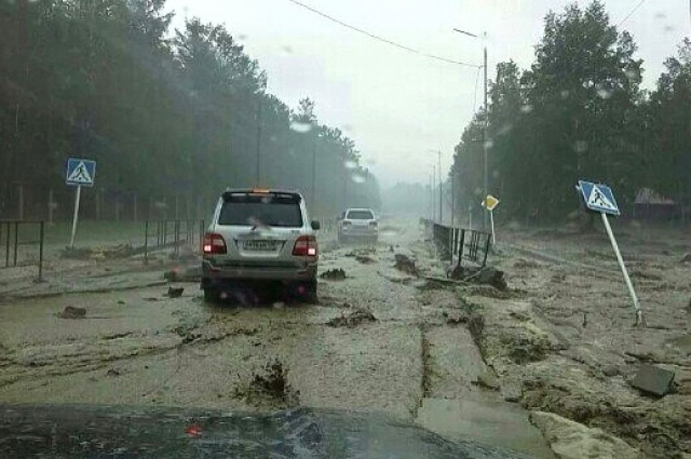 Многие отдыхающие, чьи автомобили не пострадали, попытались покинуть поселок. Но это оказалось непросто - вода рекой бежала по единственной трассе.