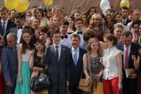 Анатолий Локоть мэр Новосибирска вместе с выпускниками.