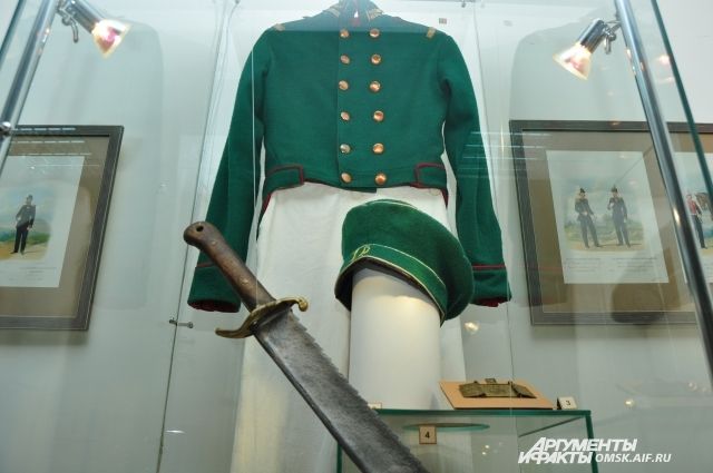 На выставке представлена военная форма в исторической ретроспективе.