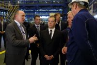 Вместе с Борисом Дубровским премьер-министр осмотрел комбинат.