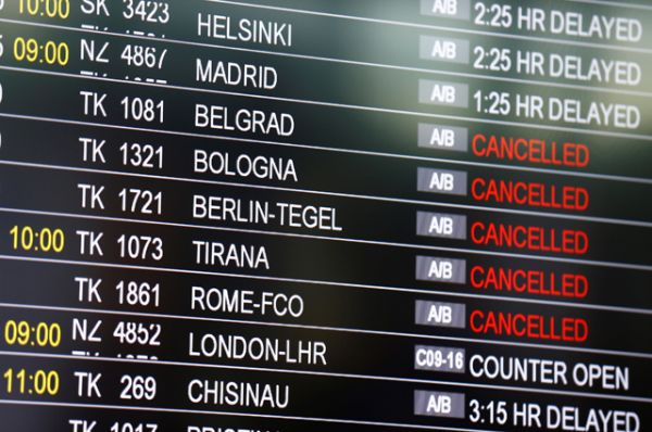 Авиасообщение восстановлено. Идет прием и отправка рейсов, однако, по данным турецких СМИ, их меньше, чем обычно.