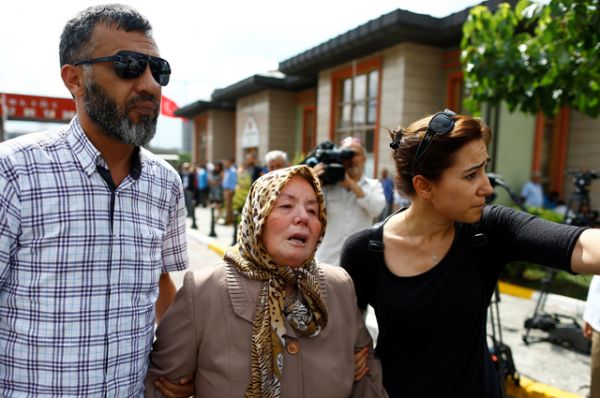 Родственники погибших в аэропорту Стамбула.