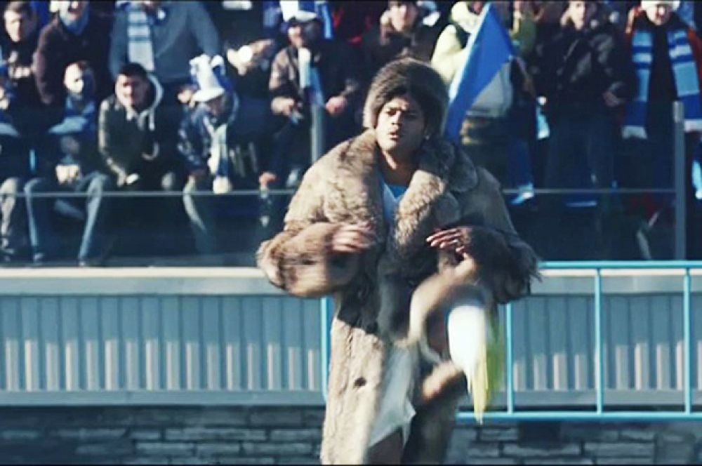 В апреле 2014-го Халк снялся в ролике страховой компании СОГАЗ, где выходит на поле в дорогой норковой шубе и с сейфом в руках.