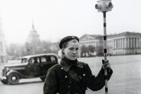 Милиционер-регулировщик с аккумуляторным светофором. 1943 г.