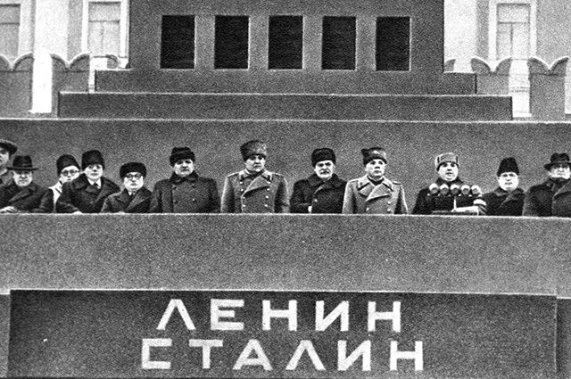 Трибуна Мавзолея в день похорон Иосифа Виссарионовича Сталина.