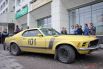Спортивный жёлтый Ford Mustang вызвал особый интерес у пермяков.