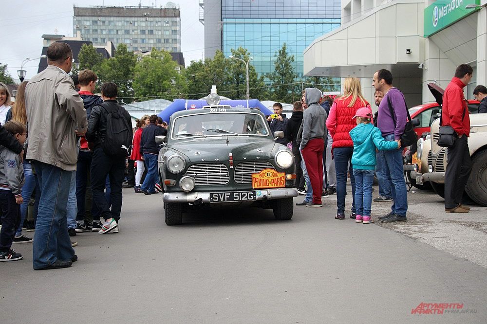 Жители города с интересом разглядывали ретро-машины.