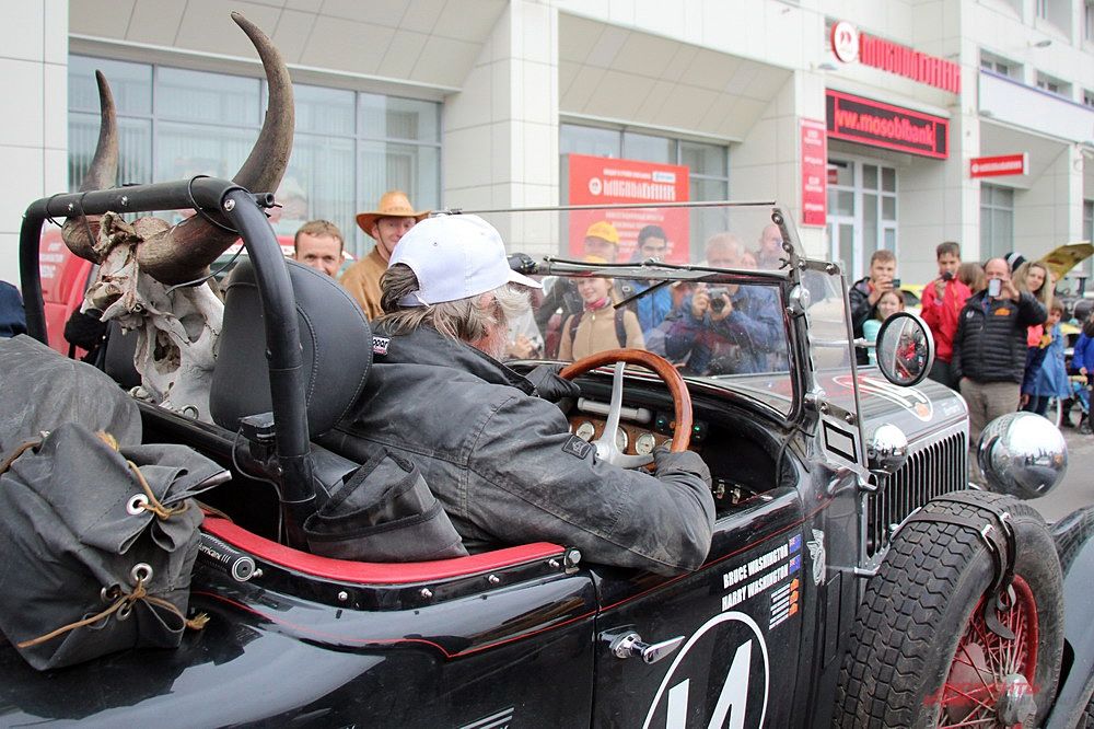 Chrysler 75 Roadster был украшен рогами животного.