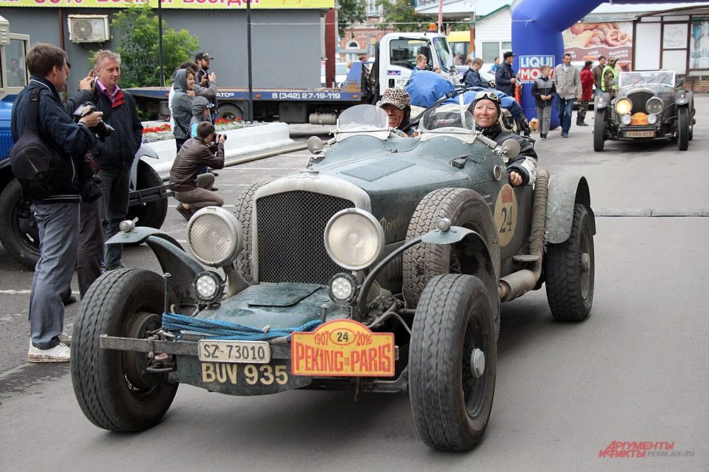 Экипаж под номером 24 приехал на автомобиле Bentley Sport Special.