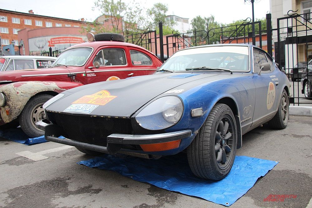 Красавец Datsun 240Z в кузове синего цвета.