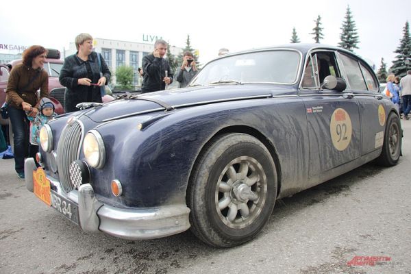 Красавец Jaguar MkII остался на фотографиях многих пермяков.