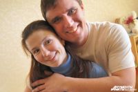 Елена с мужем Алексеем после выписки из роддома. 