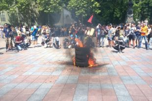 активисты подожгли шины