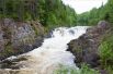 Водопад Кивач. Самый известный из всех карельских водопадов, которых тут, к стати, в изобилии. С финского его название переводится как «мощный», «стремительный». Вокруг водопада – пешеходный маршрут небольшой протяженности (до 1 км).
