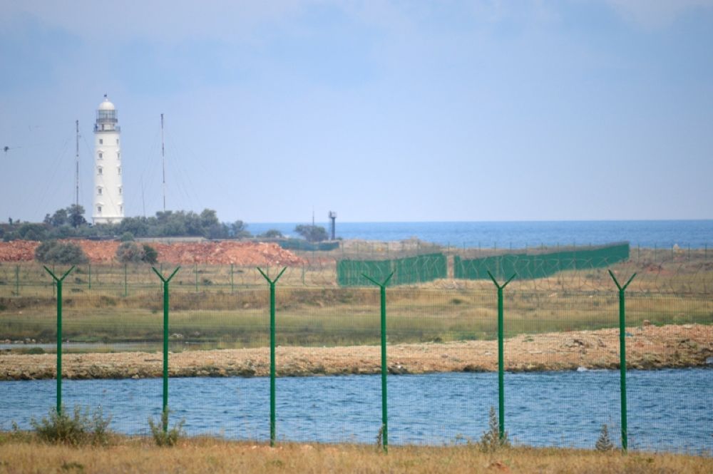 В зоне поражения находятся объекты Минобороны РФ, промышленные и гидротехнические сооружения, поэтому обезвреживать на месте саперы не рискнули.