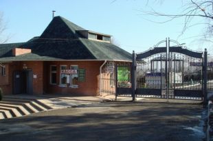 В зоопарк привезли 40 тонн песка.