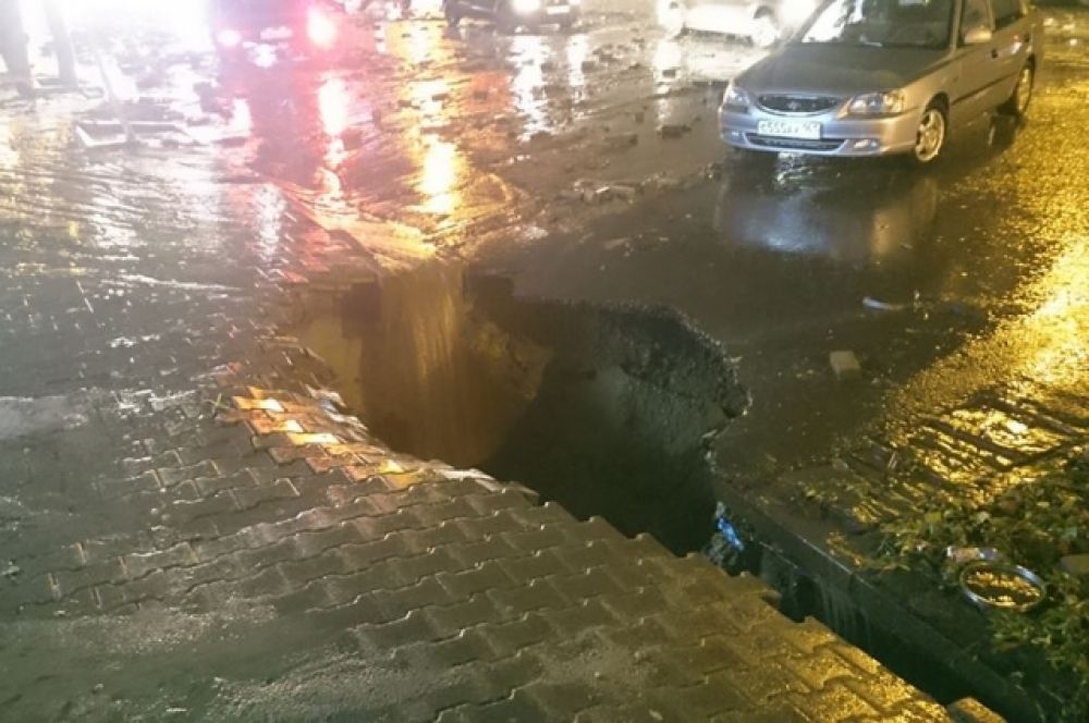 В такие ямы проваливались машины и люди. Сейчас выясняется число жертв и пострадавших от природного катаклизма.